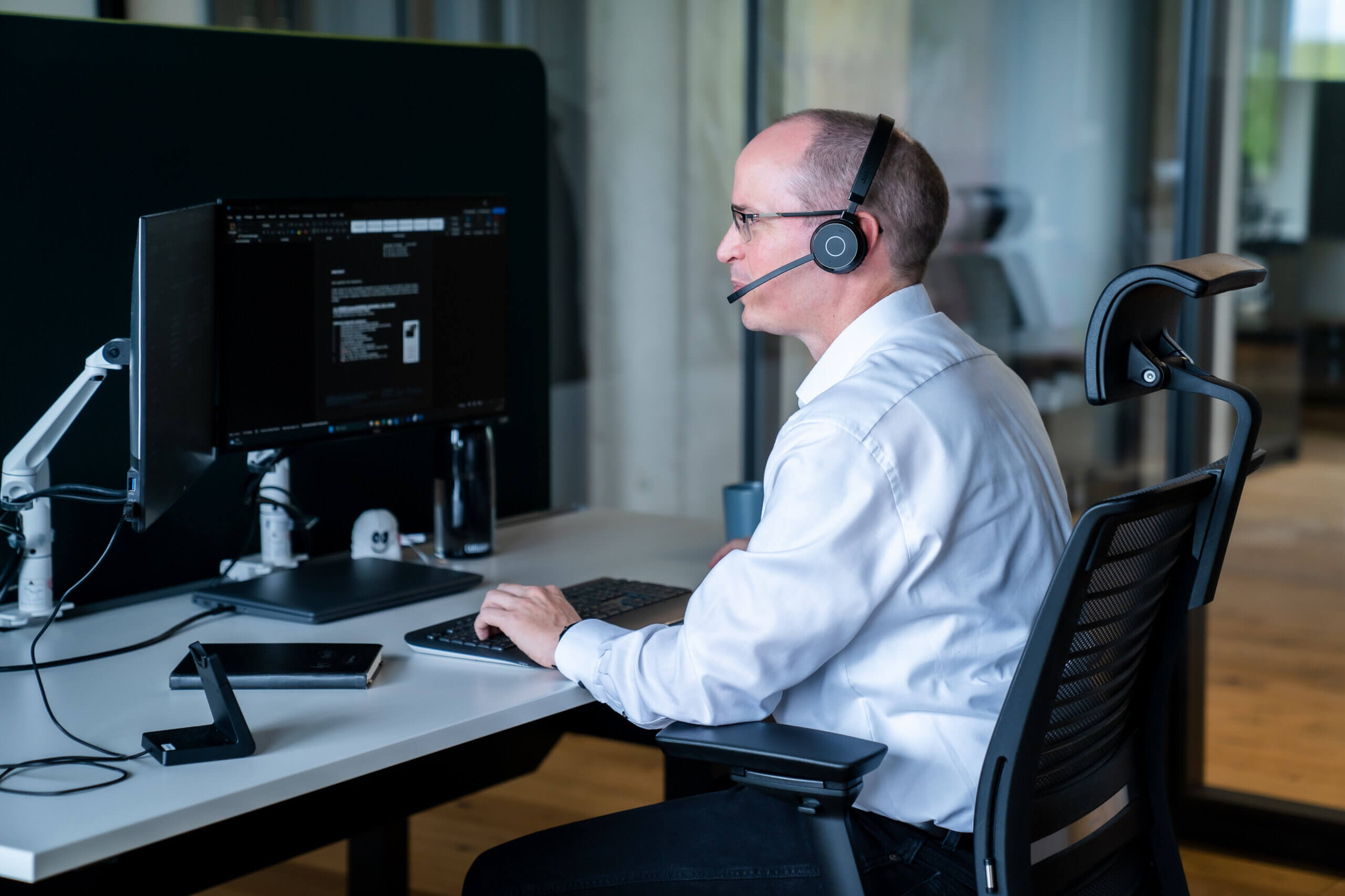 Mann aus dem Kundenservice telefoniert